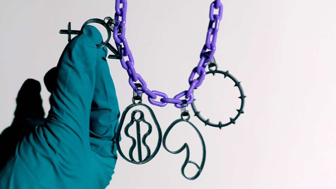 Halsband med olika hängen som är gjorda av kol