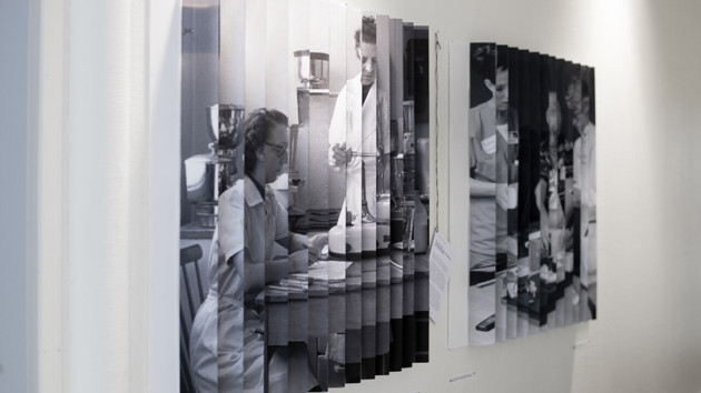 Foto på en svartvit bild i en korridor på Designhögskolan, Umeå universitet.
