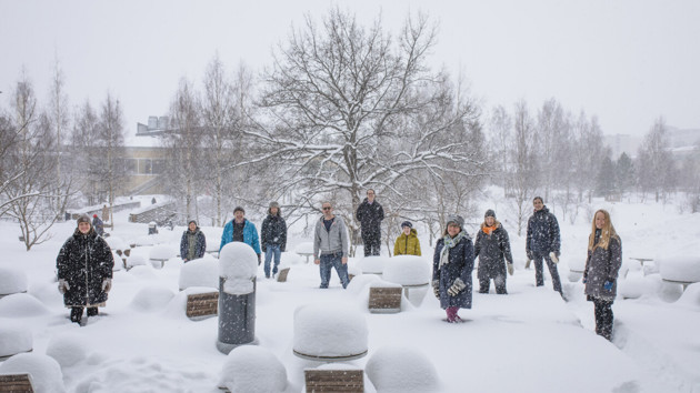 MIMS gruppledare på vintern vid Umeå universitetetscampus