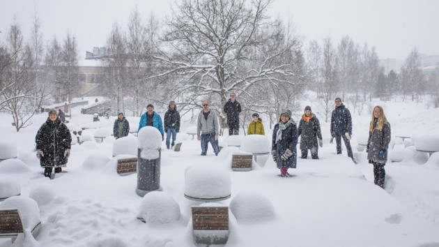 Gruppbild på medarbetare vid MIMS utomhus på campus i snön.
