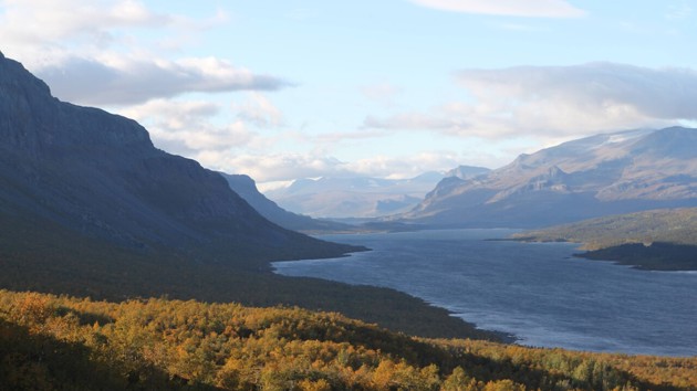 Vy över fjäll och vatten