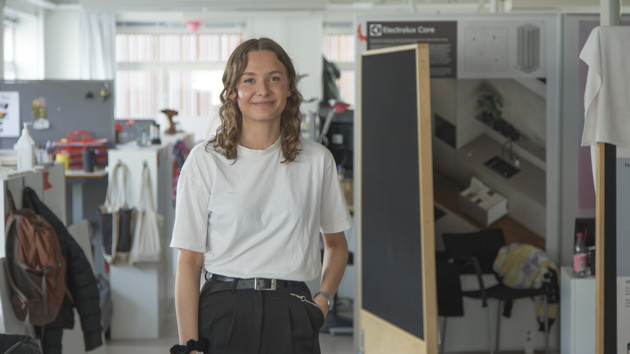 Porträtt på Designhögskolestudenten Isabelle Olsson visar hennes examensarbete. Hon tar kandidatexamen i industridesign vt-23. Designhögskolestudenten Isabelle Olsson visar hennes examensarbete. Hon tar kandidatexamen i industridesign vt-23. Designhögskolestudenten Isabelle Olsson visar hennes examensarbete. Hon tar kandidatexamen i industridesign vt-23.