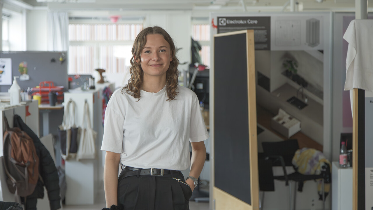 Porträtt på Designhögskolestudenten Isabelle Olsson visar hennes examensarbete. Hon tar kandidatexamen i industridesign vt-23. Designhögskolestudenten Isabelle Olsson visar hennes examensarbete. Hon tar kandidatexamen i industridesign vt-23. Designhögskolestudenten Isabelle Olsson visar hennes examensarbete. Hon tar kandidatexamen i industridesign vt-23.
