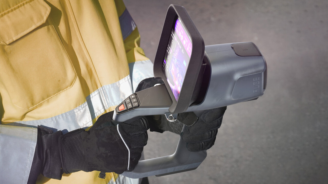 FUSE is a handheld device with an integrated screen designed for professional use for the firefighters.